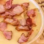 bonensoep-met-gesmolten-kaas-en-spek-snel-recept.webp.webp