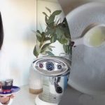 Het meisje liet zien hoe je krassen op borden verwijdert: