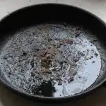 hoe-maak-je-een-koekenpan-schoon-zonder-wrijving-en-moeite.webp.webp