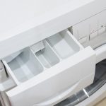 Hoe schimmel in de wasmachinelade te verwijderen: een eenvoudige remedie